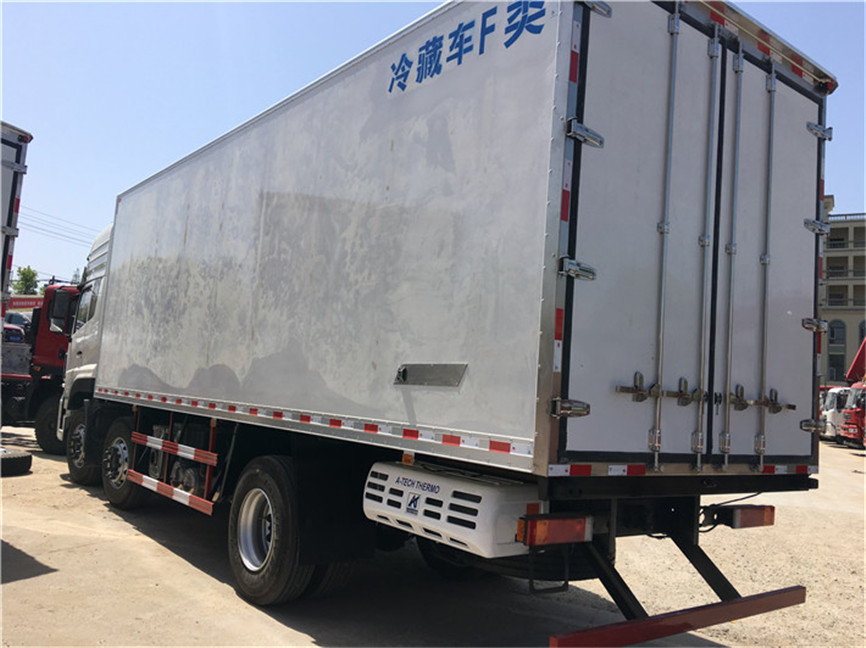 东风天龙小三轴 6.8米冷藏车